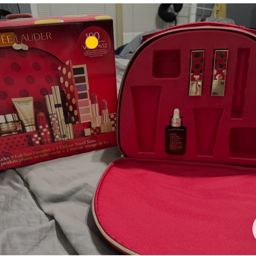 Estée Lauder makeup and polka dot train case - Picture 3 of 3